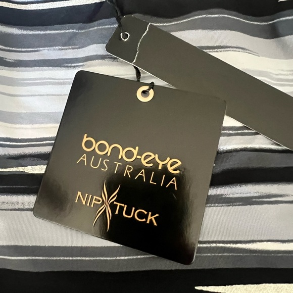 Bond-eye Monochrome Striped Swimsuit - Picture 3 of 4